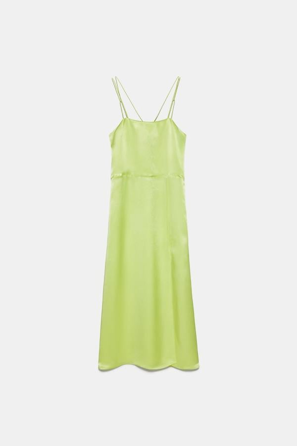 Para las más arriesgadas, este vestido lencero con escote cuadrada en verde lima es ideal para combinar con una blazer de un color llamativo. De Zara, (29,95 euros).