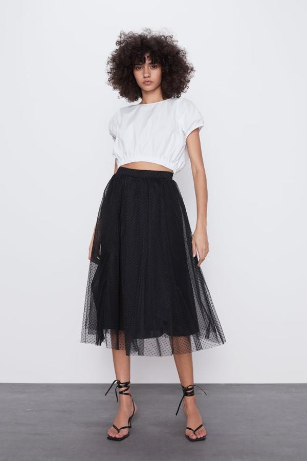 Falda midi con tul de lunares negra (17.95 euros).