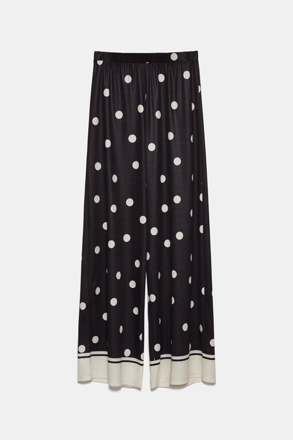 Pantalones satinados de lunares (17,95 euros).