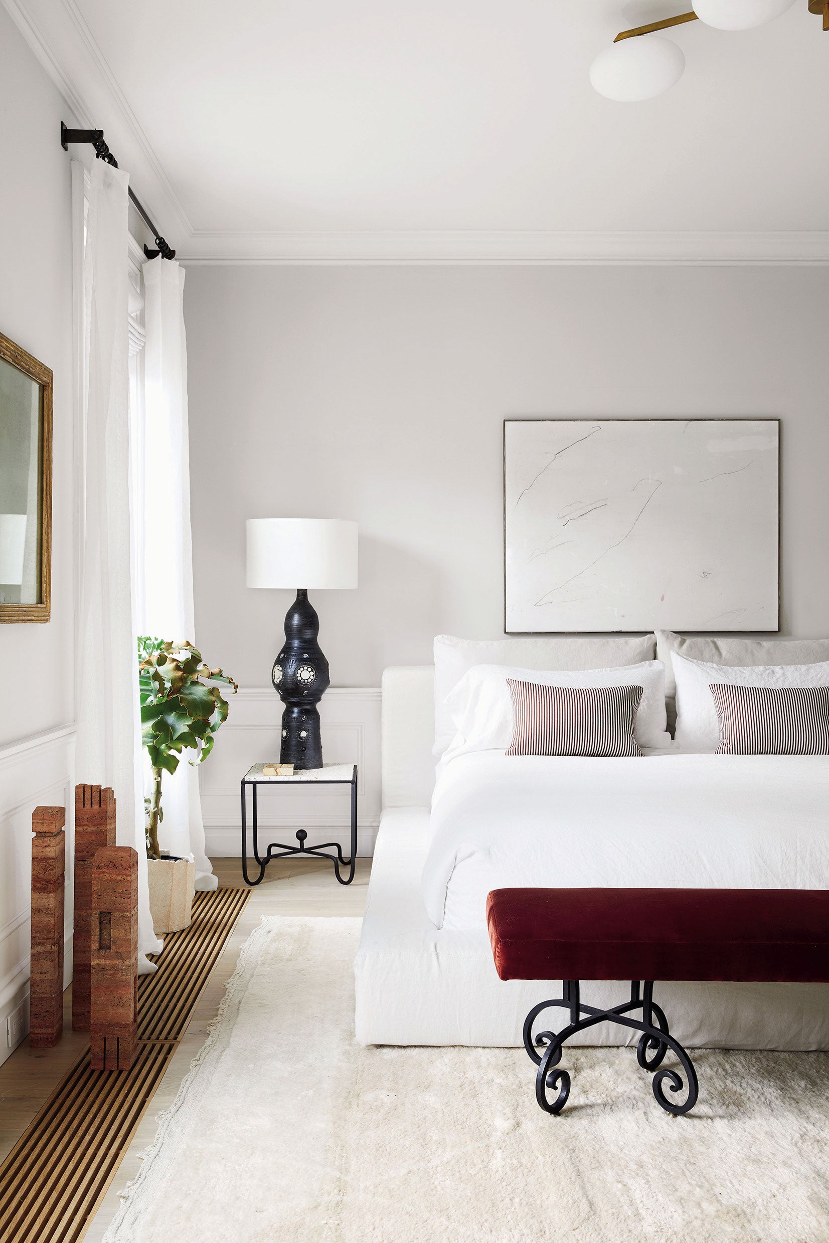 En su dormitorio, paredes y camas de Ikea blancas se funden visualmente. Para romper la simetría, mesillas diferentes.