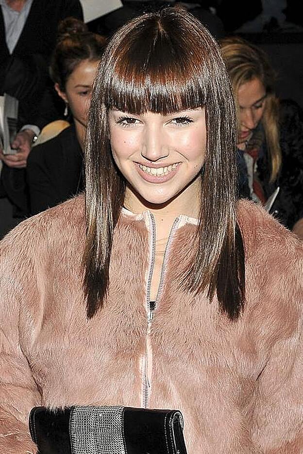 A Úrsula Corberó le favorece mucho más el pelo oscuro, y si lleva flequillo, mejor.