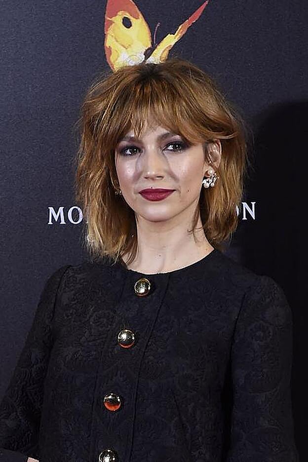 Un look inexplicable que le echa muchos años encima. El color no le favorece nada.