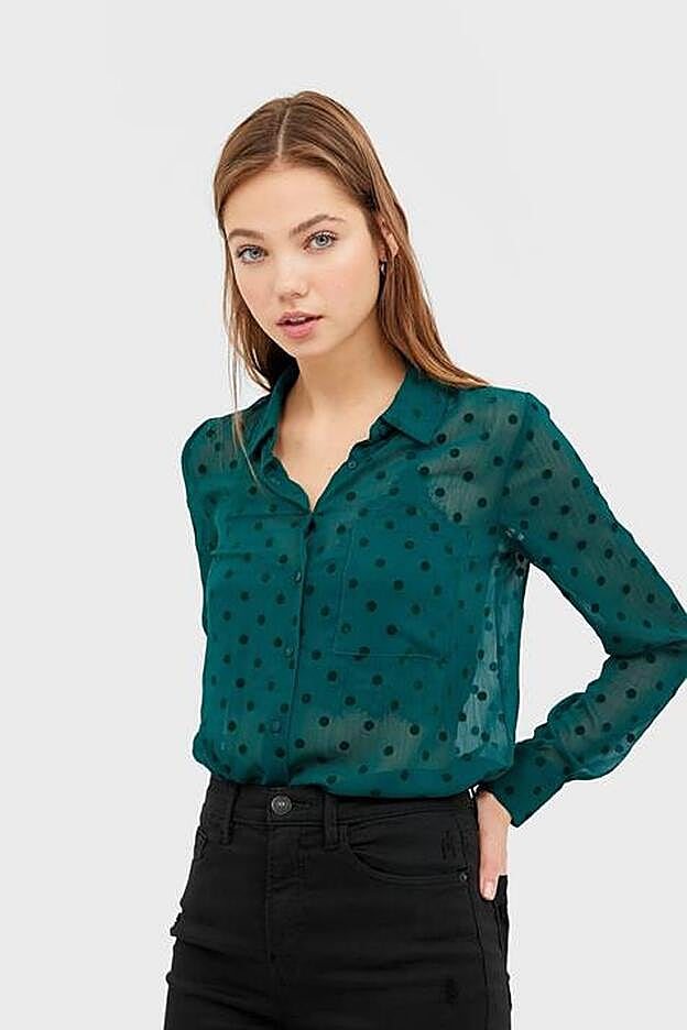 Blusa transparente con lunares, de Stradivarius..