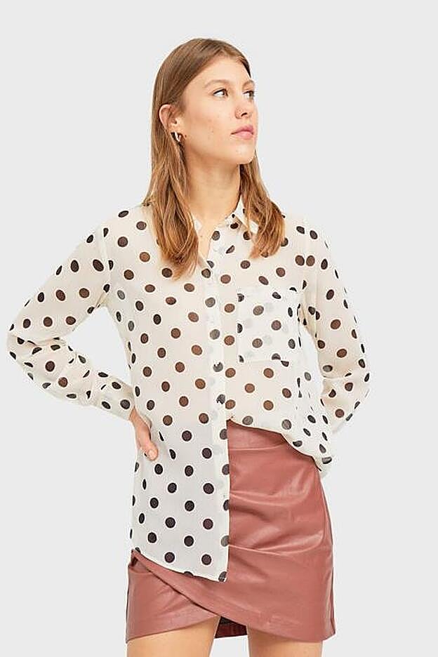 Blusa de lunares en blanco y negro, de Stradivarius.