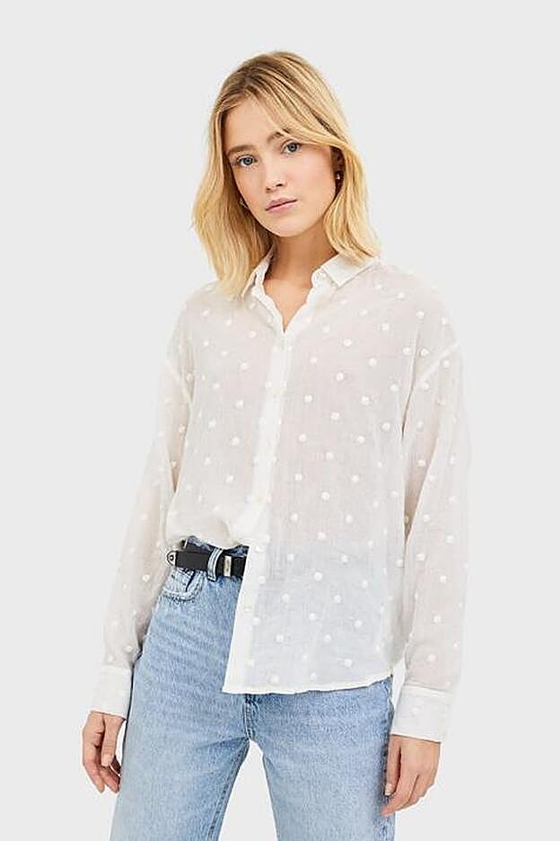 Blusa con lunares bordados, de Stradivarius.