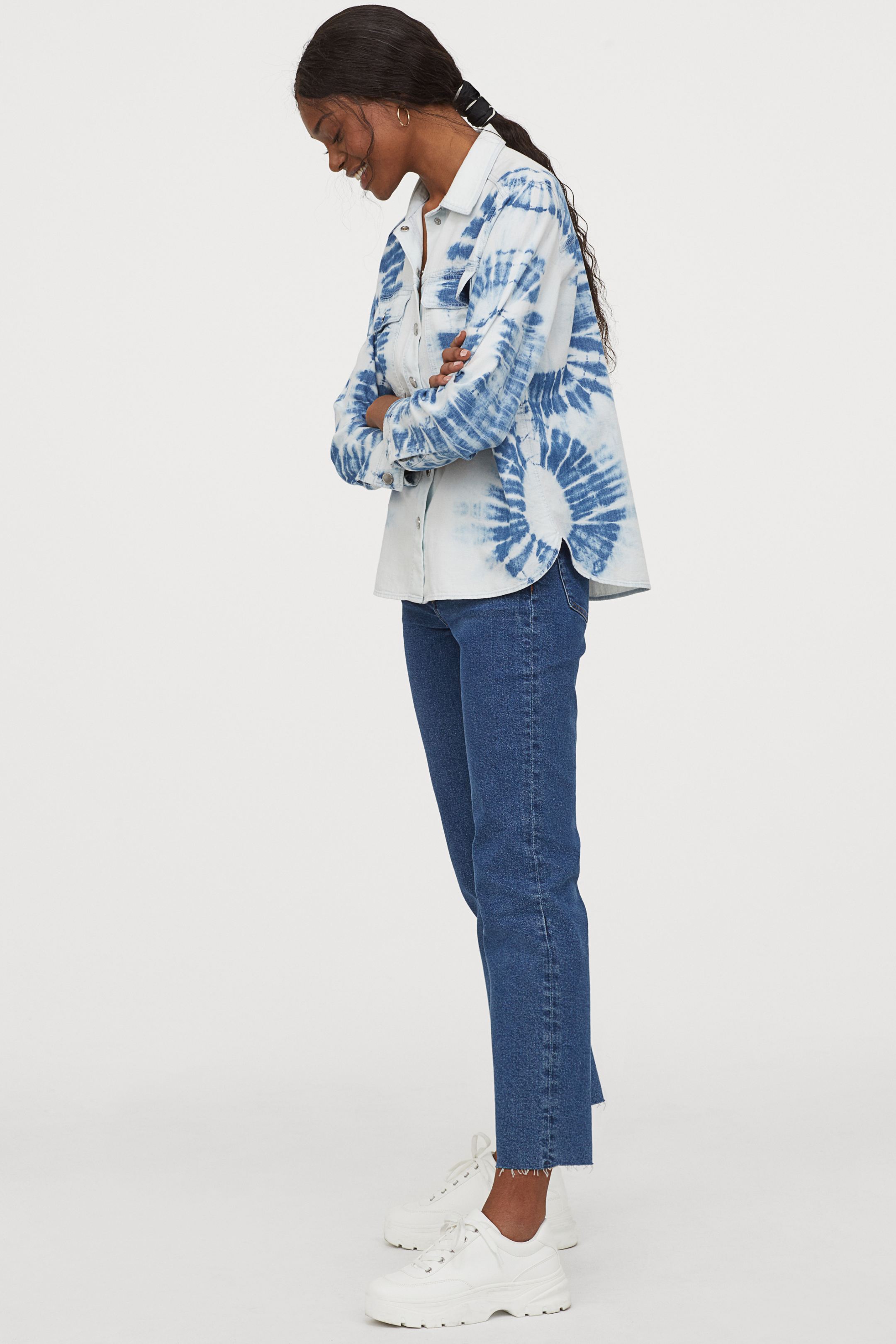 Pero si lo que buscas es algo más original, esta camisa con estampado tie dye de H&M es perfecta para cumplir con tus deseos. (29,99 euros).