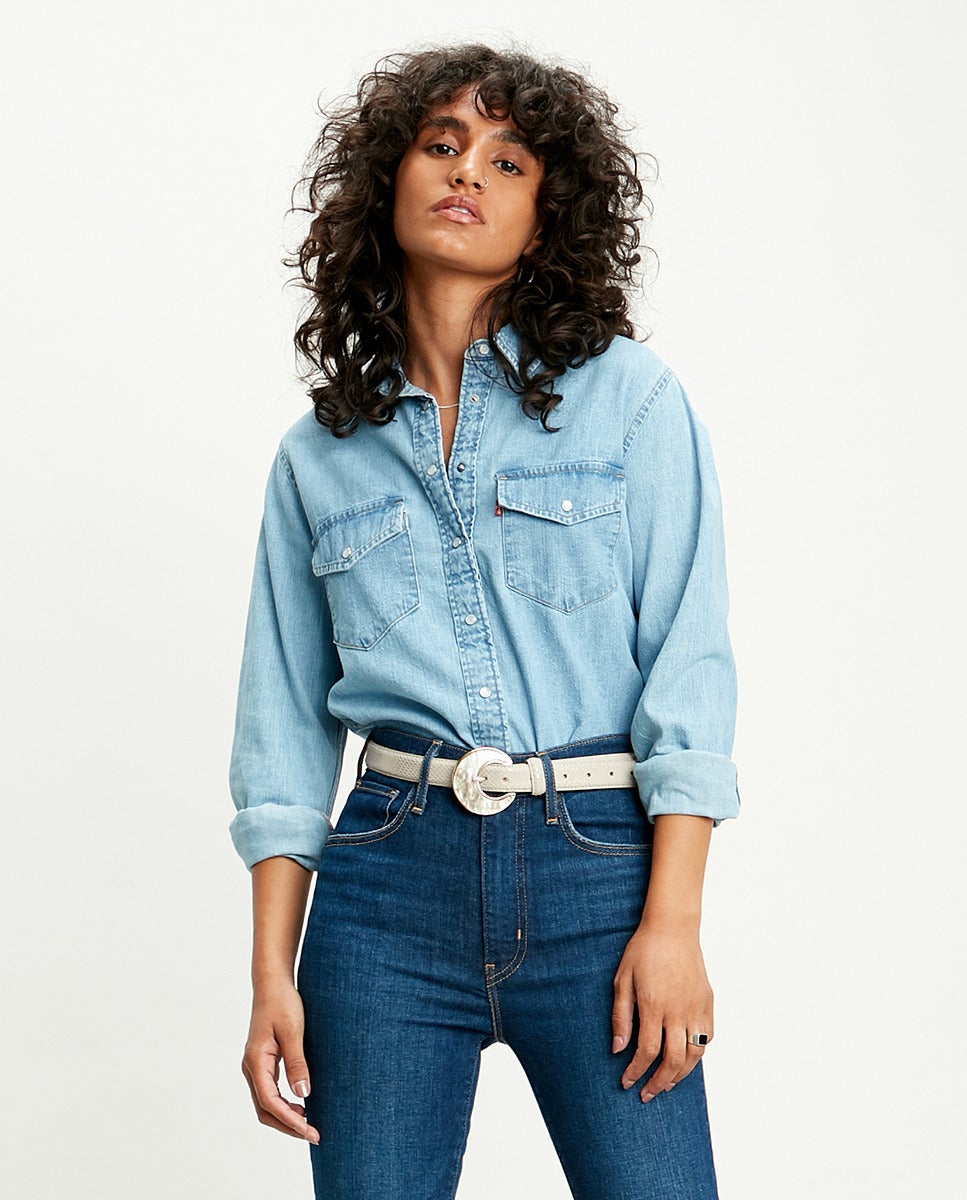 Y la hemos encontrado en El Corte Inglés en tono azul claro y rebajada a 55,30 euros.