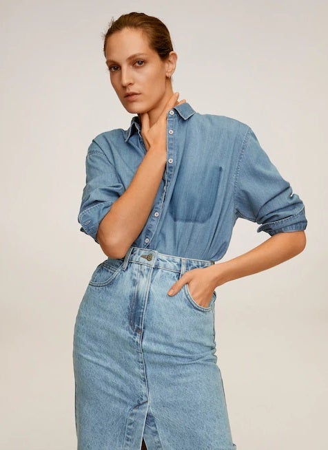 Nada como los tejidos fluidos de Mango para incluir una camisa vaquera a nuestro armario. (29,99 euros).