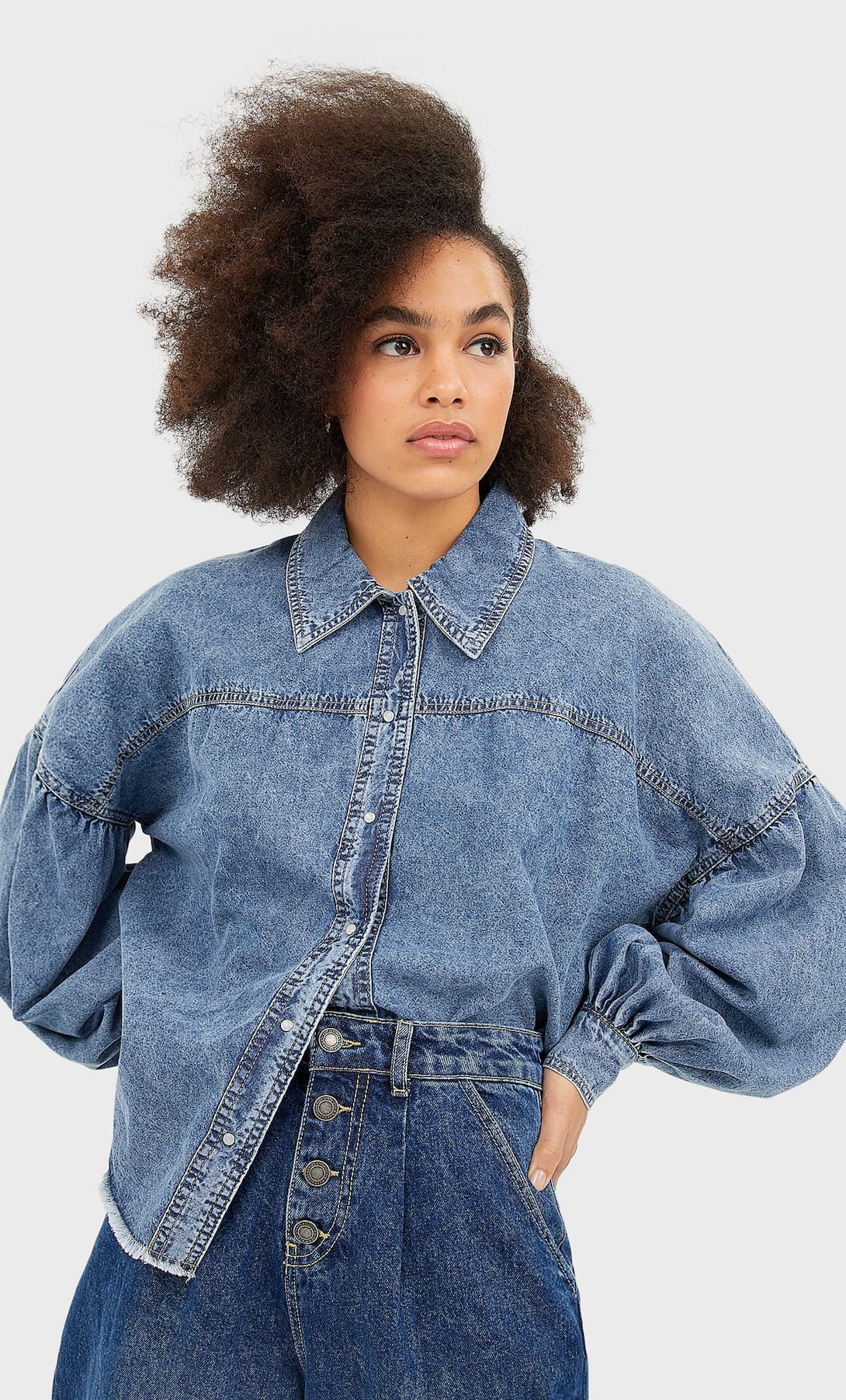 Camisa denim efecto lavado con mangas globo. Otra joya (rebajada) de Stradivarius. (12,99 euros).