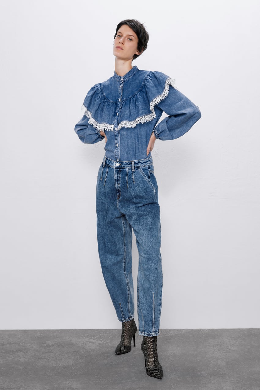 Y para añadir nuevas tendencias a nuestra colección de prendas, fichamos esta camisa denim con encaje y volantes. Un capricho en toda regla que nos vamos a comprar cuando todo acabe. (25,95 euros).