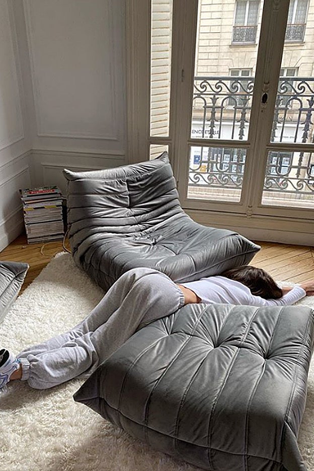 El día a día del confinamiento: hundimiento entre sillones con un look top.