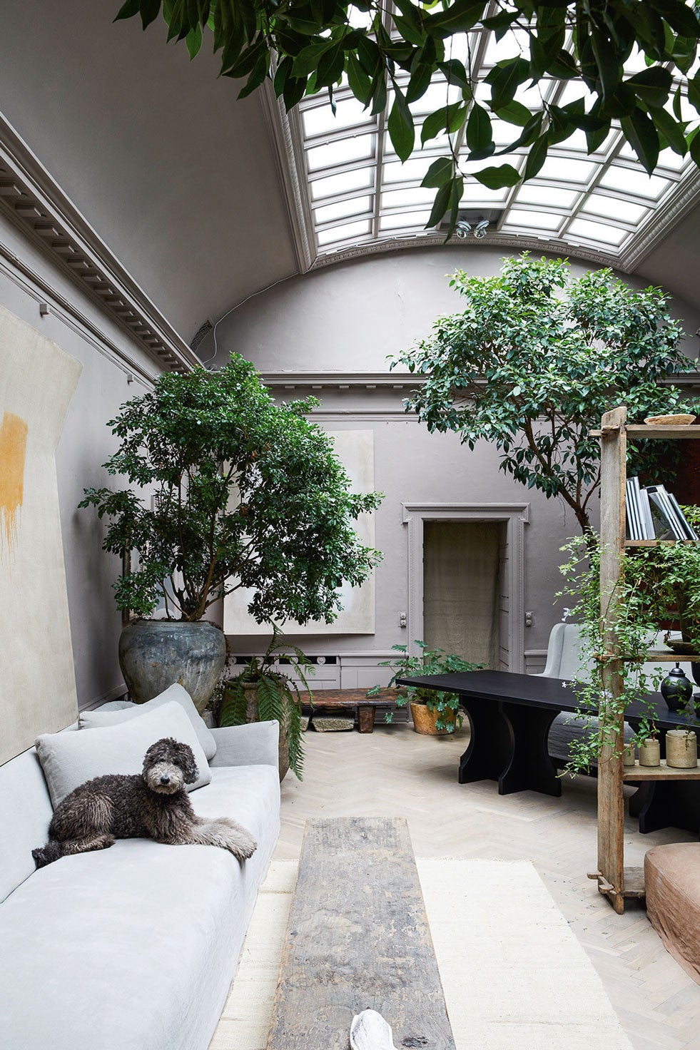 El danés Oliver Gustav es el rey del gris. Mezcla distintos tonos en tapicerías, paredes y mobiliario. Su toque consiste en introducir muebles fuera de escala o colocar una silla sobre una estantería, como si fuera una escultura.