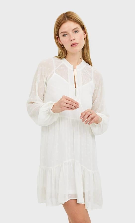 Vestido de estilo romántico con sobreposición semitransparentes y frunces en el cuello, mangas y cintura de Stradivarius (19,99 euros).