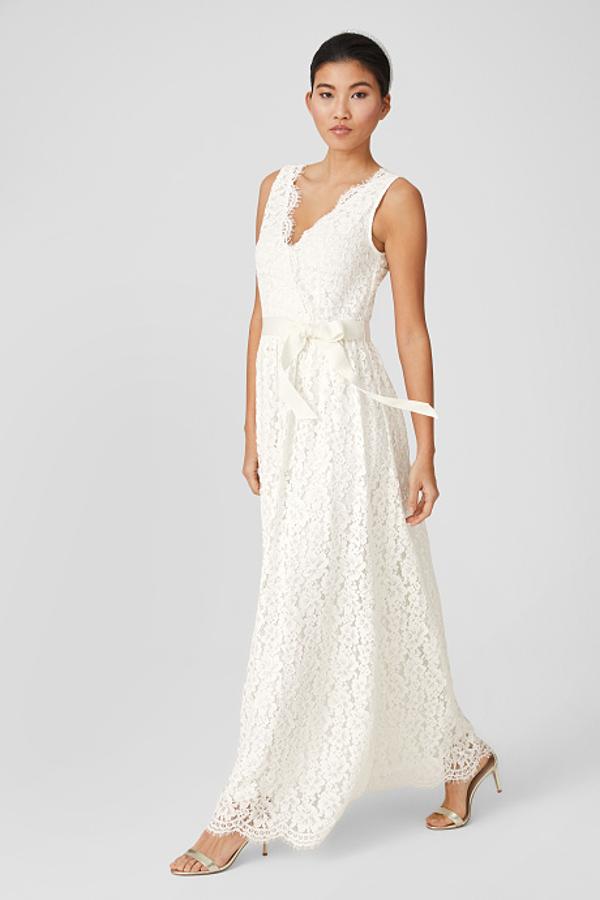 Vestido de novia de encaje allover, cinta de raso extraíble a altura de la cintura y acabado cruzado (99,90 euros).