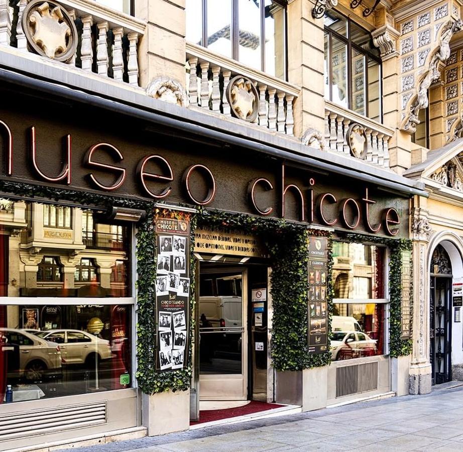 Cruzar la puerta giratoria de Museo Chicote es entrar en una cápsula del tiempo en la historia de Madrid, un templo cuya barra es el altar y los cocktails sus dioses. Así reza la web y qué mejor presentación para la coctelería más antigua de la capital. Su decoración original se mantiene intacta y su aire canalla y bohemio también. Un imprescindible de la noche madrileña. Dónde: Calle Gran Vía, 12.