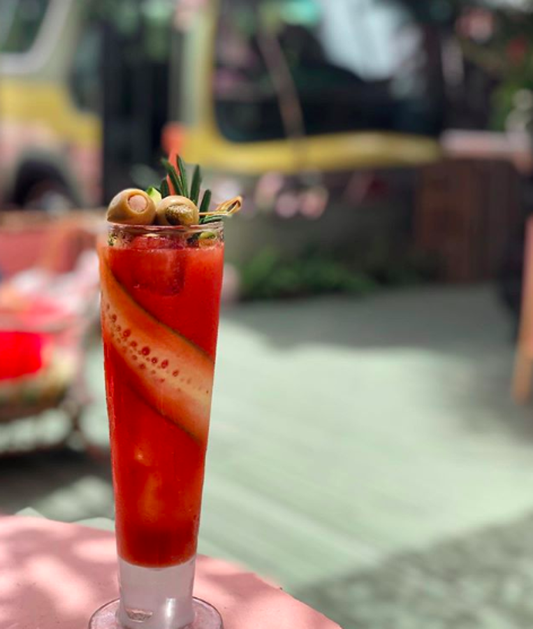 En el local de Alberto Fernández vas a encontrar recetas originales anteriores a la famosa Ley Seca y que se han adaptado a los nuevos tiempos. Una carta que reúne combinaciones de la vieja y que representan la historia de la coctelería clásica en un local de lo más cosmopolita. Dónde: Calle del Pez, 27.