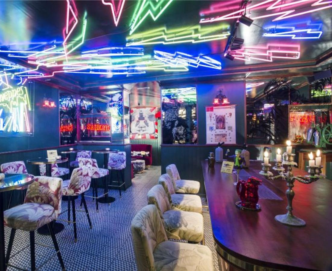 Diego Cabrera es el gran maestro coctelero que está detrás de Salmón Gurú, uno de los locales de moda de Madrid. En el local podrás tomarte un delicioso cóctel, apuntarte a una cata o a un taller. Sus originales presentaciones y su carta de comidas suponen una experiencia formidable en un entorno de lo más chic. Dónde: Calle Echegaray, 21.