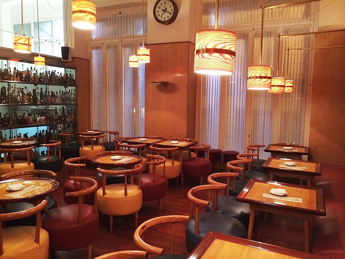 El local de Fernando del Diego es uno de los que tienen más solera de Madrid gracias a sus cócteles “old school” que aprendió a elaborar de la mano del mismísimo Perico Chicote. Si quieres un lugar tranquilo donde poder charlar con un cóctel tradicional en la mano, Del Diego es una opción que nunca defrauda. Dónde: Calle de la Reina, 12.