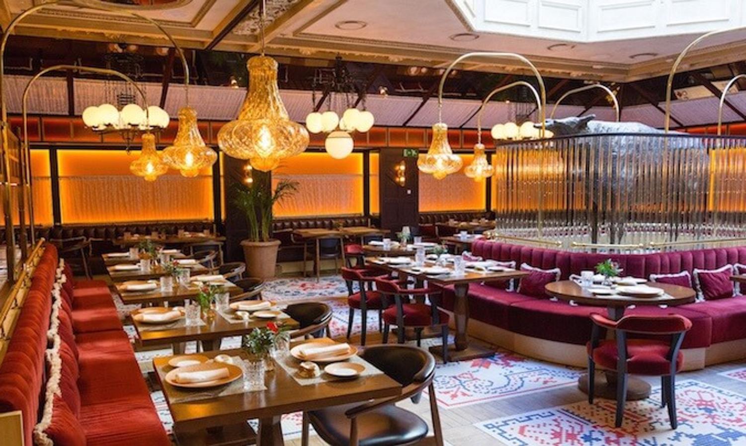 Los bajos del Hotel Bless, en el madrileños Barrio de Salamanca, albergan un exclusivo club clandestino que cuenta con una coctelería premium y una carta de picoteo de lujo firmada por Martín Berasategui. No solo vas a poder degustar unos cócteles maravillosos, también podrás echar una partida a los bolos. Una opción diferente, divertida y definitivamente fetén para tomarte un cóctel con alguien a quien quieras sorprender. Dónde: Calle Velázquez, 62.