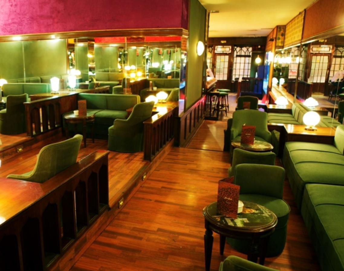 Otro de los locales míticos de Madrid con una coctelería tipo americano y una carta muy variada es Jose Alfredo. Artistas, músicos, escritores, celebridades… por Jose Alfredo han pasado muchas caras conocidas y casi toda la bohemia de la ciudad, un lugar donde se mezclaban (y se mezclan) gente de todas condiciones. Una decoración kitsch termina por hacer que te enamores del lugar. Dónde: Calle Silva, 22.