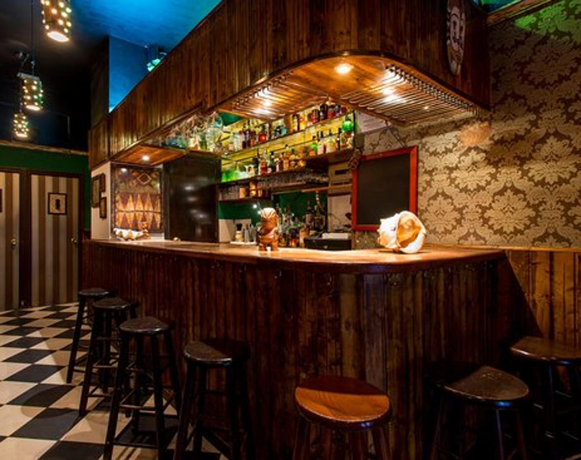Si eres de las que se emocionaban con los bares hawaianos Tiki Chateau te va a enamorar desde el minuto uno. El local recupera ese aire tiki tropical que se puso tan de moda hace unas décadas. Prepárate para sumergirte en una experiencia digna de la Polinesia con cócteles servidos de una forma de lo más efectista. Dónde: Calle San Vicente Ferrer, 32.
