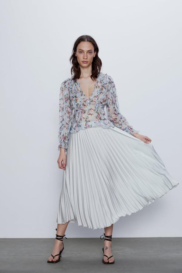 A medio camino entre el blanco y el gris está este gris perla con cintura elástica ideal para los tonos pastel. Disponible entre las tallas XS y XL, costaba 25,95 euros y ahora podemos comprarla por 12, 99 euros.