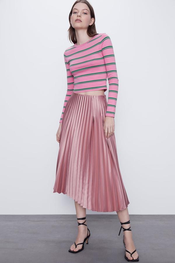 Otra de las propuestas de Zara para esta prenda tan primaveral es esta falda midi de cintura alta con pliegues delanteros en rosa oscuro satinado. Disponible entre las tallas XS y L, de 25,95 euros ha pasado a 12,99 euros.