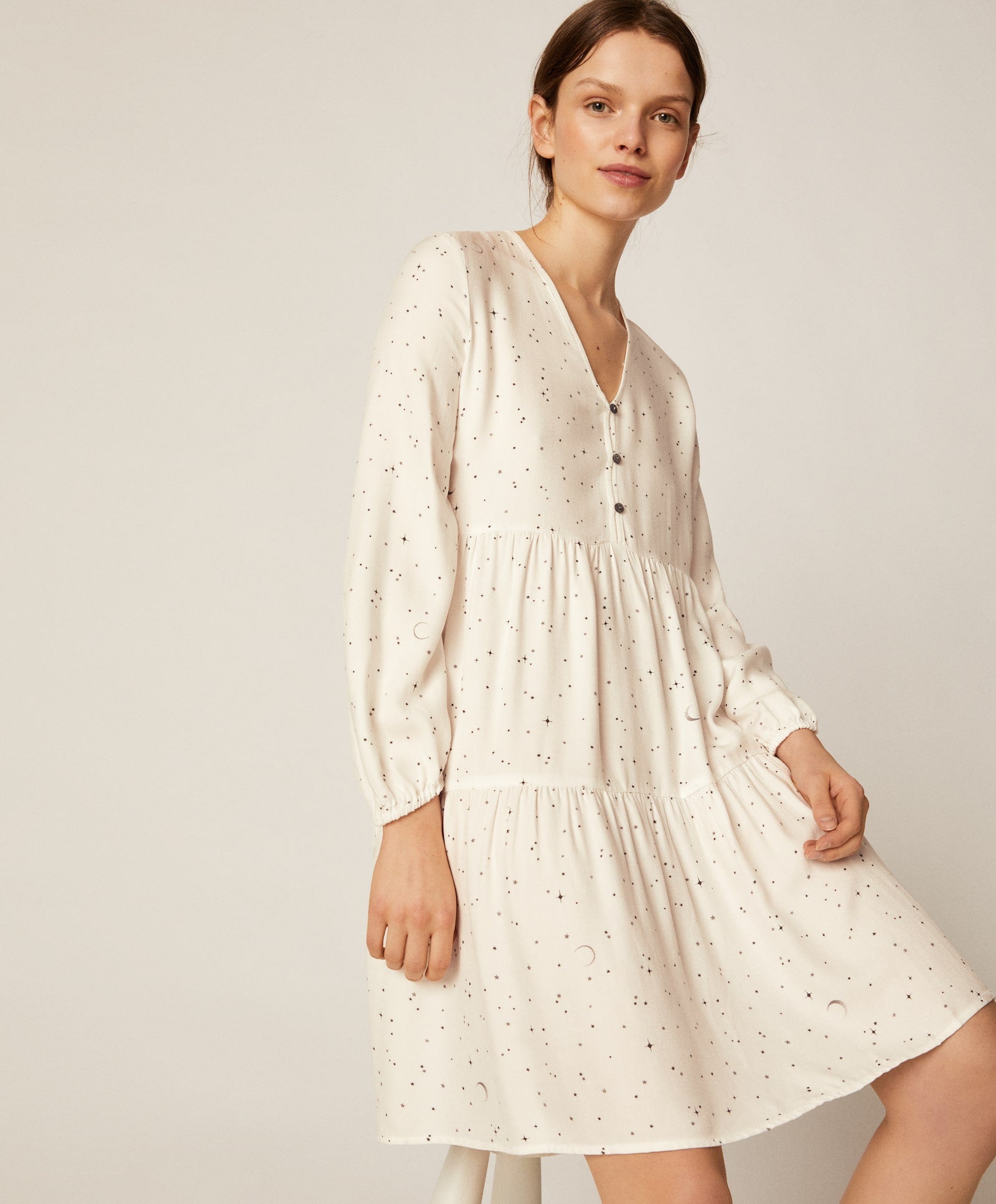 El estampado astral de este camisón de Oysho es perfecto para dormir, pero su silueta estilo babydoll nos da la pista de que llevarlo por la calle es sinónimo de derrochar estilo. (19,99 euros).