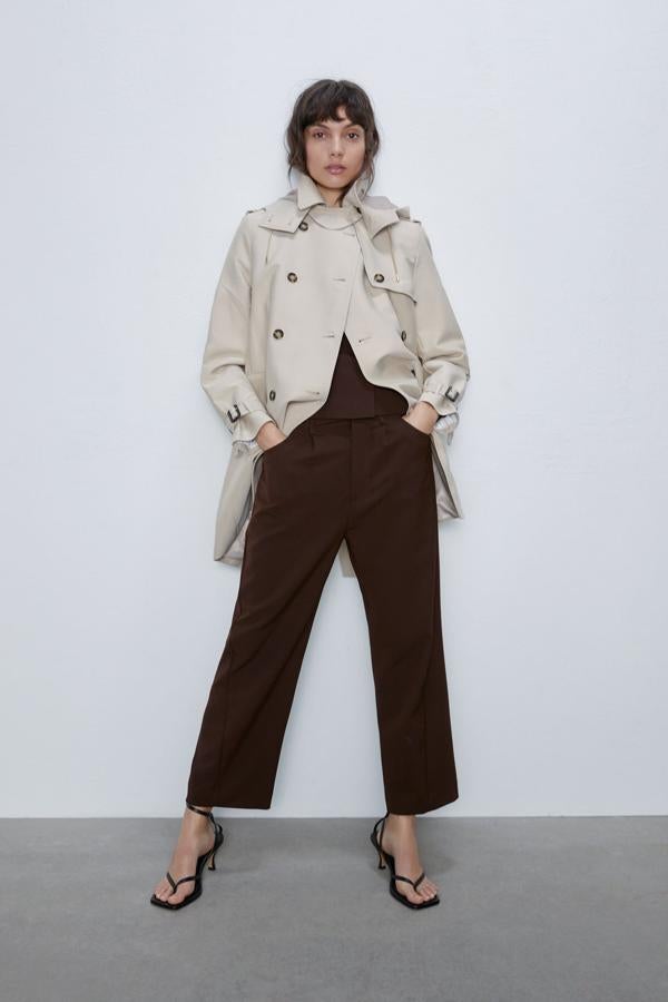 Esta de Zara tiene un corte sencillo pero una característica indispensable para este tipo de prendas: su tejido es water repellent (69,95 euros).