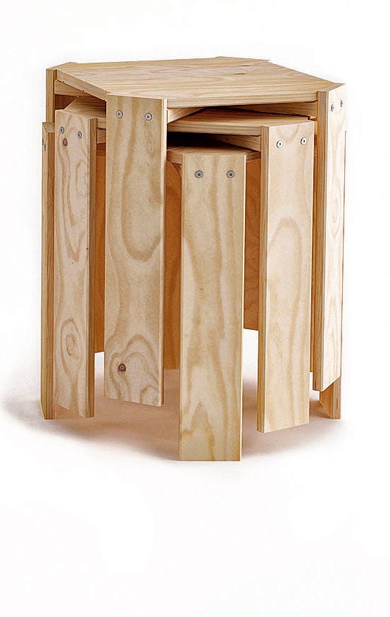 Taburete Lau en madera BIO de Lufe (9,99 €/unidad).