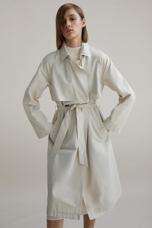 Si llevamos las sandalias blancas, los bolsos y las camisas también en este tono, ¿por qué no una gabardina? Esta es de Zara (59,95 euros).