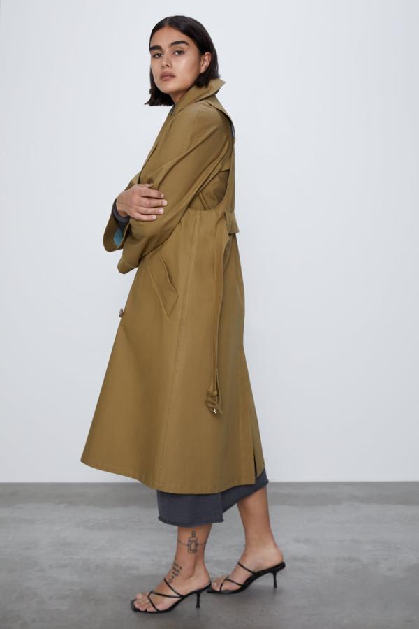 Por piezas. Como si fuera una gabardina con un chaleco superpuesto. Una genialidad y la más original de la selección: es de Zara (129 euros).