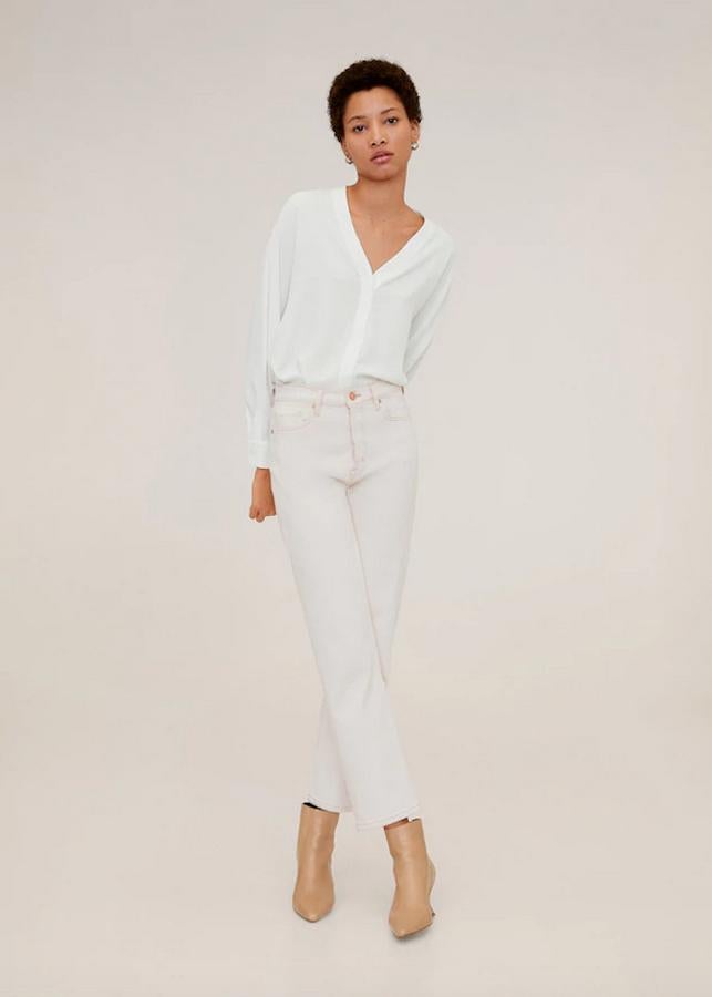 Manga larga abotonada y escote de pico para esta blusa de Mango con cierre de botones en la parte delantera. Cuesta 19,99 euros y está disponible entre las tallas XS y XL.