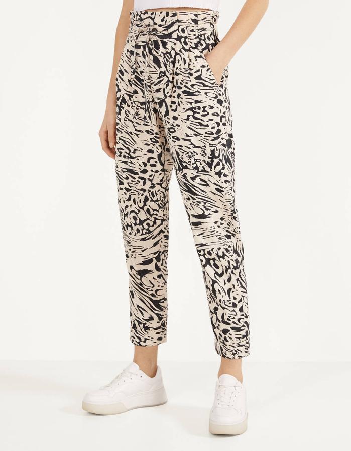 Estampado de leopardo muy original para este pantalón paperbag de Bershka que cuesta 19,99 euros y está disponible entre las tallas 32 y 42.