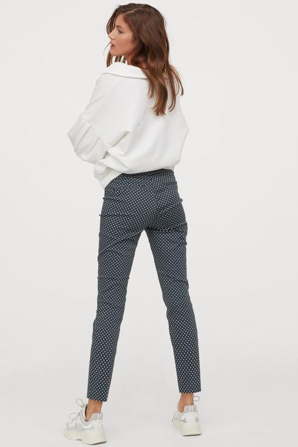 El discreto tamaño de los lunares ayuda a estilizar nuestra figura, y estos pantalones tobilleros elásticos de H&M están entre nuestros favoritos. Solo cuestan 14,99 euros y están disponibles en las tallas 32, 34, 46, 48 y 50.