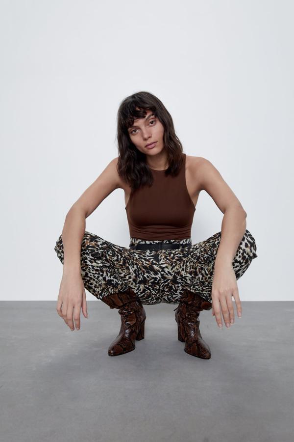 Este pantalón de tiro alto que con un buen cinturón nos ayudará a presumir de figura es de Zara, y pertenece a la colección sostenible de Inditex. Un bonito estampado animal en negro y kaki sobre fondo blanco, que cuesta 39,95 euros y está disponible entre las tallas XS y XXL.