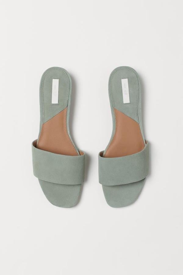 Con puntera abierta y tacón de 2,5 centímetros, estas sandalias de la colección Premium Quality de H&M en verde palo y ante. Cuestan 39,99 euros y solo quedan en los números 41 y 42. Y se están agotando.