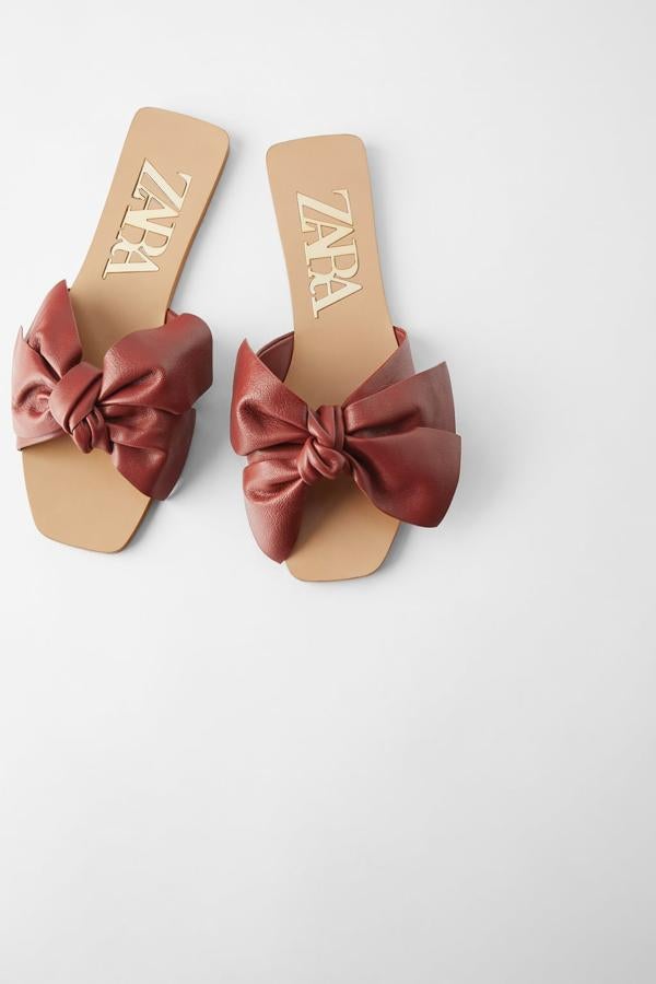 Entre nuestras favoritas está esta de Zara con punta y talón cuadrados y un bonito lazo en color teja en el empeine. Cuestan 29,95 euros y está disponible entre los números 35 y 42.