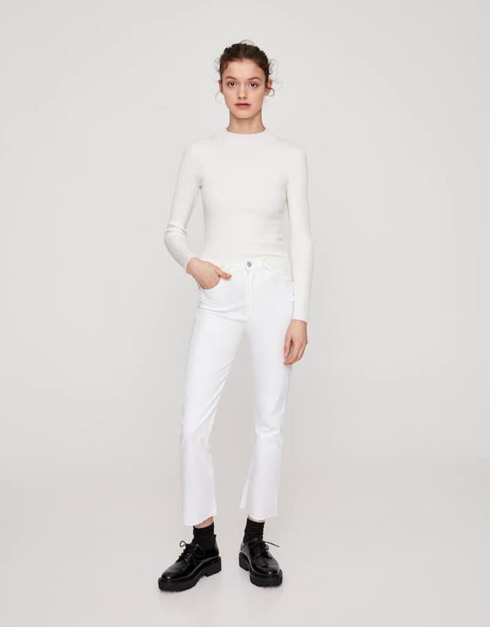 Jersey finito blanco ajustado. De Pull&Bear, (12,99 euros).