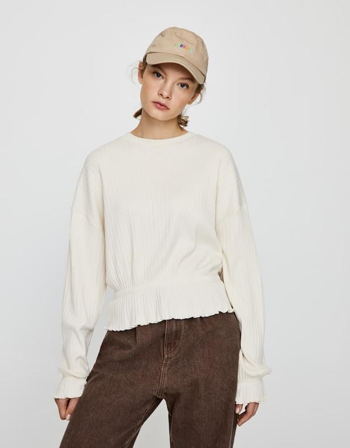 Jersey crudo con efecto peeplum. De Pull&Bear, (12,99 euros).
