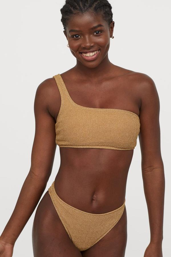 En dorado, y con el top con un solo tirante, es una excelente opción para las amantes de estos tonos. La parte de arriba tiene las copas acolchadas, pero ni cierre ni aros. Cuesta 17,99 euros y solo queda en las tallas 44, 40 y 38, aunque esta última se está agotando. La braguita cuesta 9,99 euros y solo queda en las 38,40 y 42.