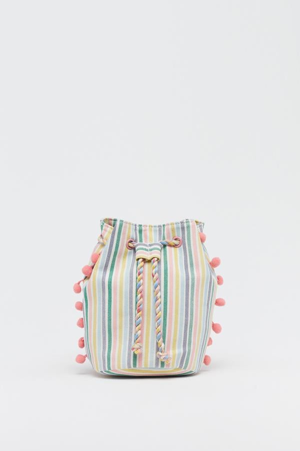 En tela de rayas con colores pastel y borlas rosadas, este bolso de Sfera cuesta 12,99 euros.