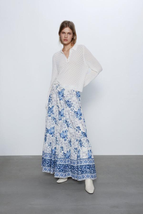 Es de tiro alto y diseño largo, pero su volumen y sus volantes sigue ayudándonos a alargar nuestra figura. Está disponible en las tallas XS-S y M-L y cuesta 29,95 euros.