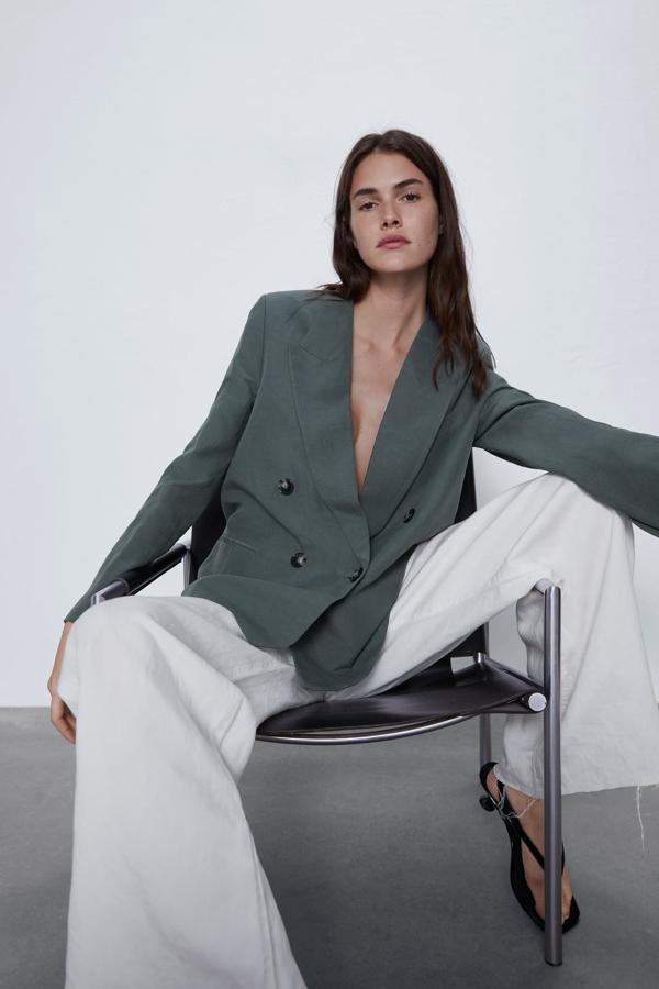 El estampado animal sigue muy presente en las colecciones de primavera-verano y nos encanta como queda en estas botas que pertenecen a la colección sostenible de Inditex. Costaban 99, 95 euros y ahora 49,99 euros, y están disponibles en los números 35, 36 y 37.