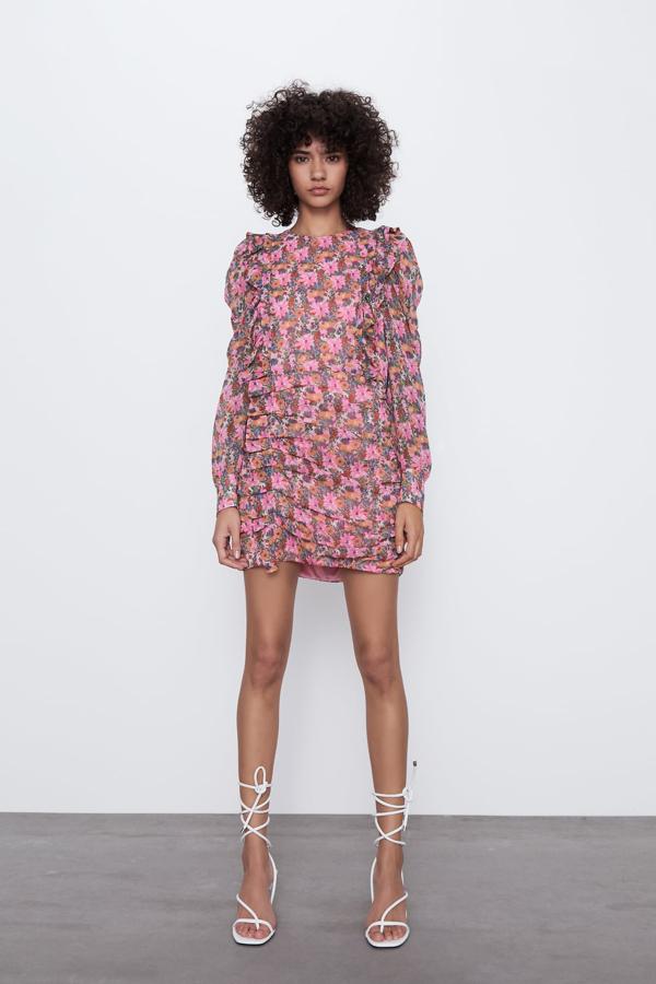 En todo buen armario primaveral tiene que haber un vestido corto, y este drapeado con cuello redondo y estampado de flores rosas es un excelente candidato. Aunque solo está disponible en la talla XL. De 29,95 euros ha pasado a 15,99 euros.