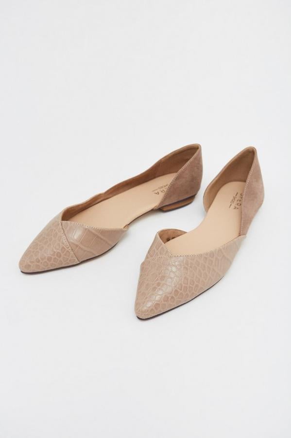 El nude siempre será un clásico y por eso, no puede faltar en tu armario. Este modelo con abertura quedará fenomenal con tus vestidos midi. De Sfera, (14,99 euros).