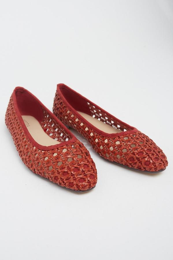 ¿Quieres darle un toque a tu look? Este es el par de bailarinas que necesitas, rojas y con redecilla, de Sfera, (19,99 euros).