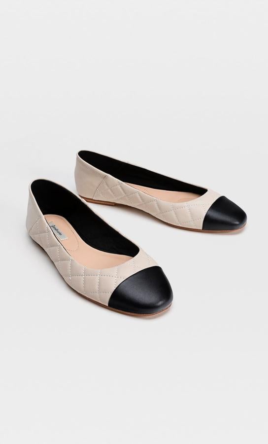 La tendencia bicolor sigue cobrando peso también esta primavera. De Stradivarius, (22,99 euros).