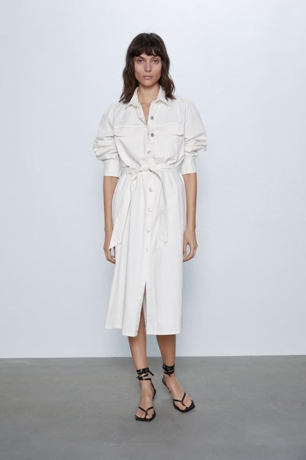 Si eres fan del tejido denim, este vestido es perfecto para ti. Lejos de ser un tejido para looks de sport, este modelo de corte camisero demuestra que también puede ser sofisticado. Es de Zara (39,95 euros).