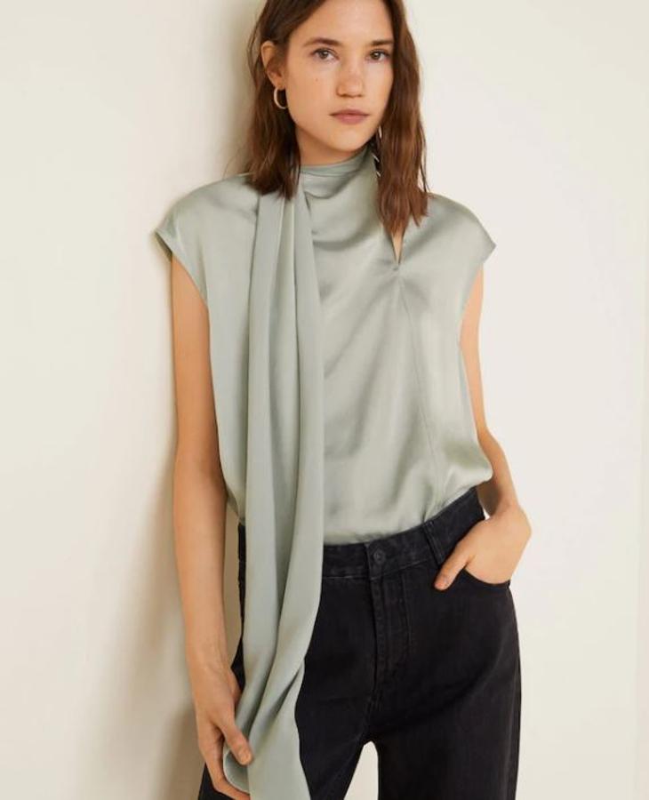 Blusa con capa en color perla de Mango Outlet, (19,99 euros).